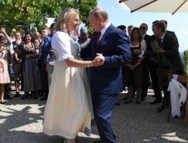 Χορός λουλούδια και Κοζάκοι: Ο Πούτιν στον γάμο της Αυστριακής υπουργού Εξωτερικών